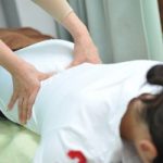 骨盤周りの筋肉を調整している様子